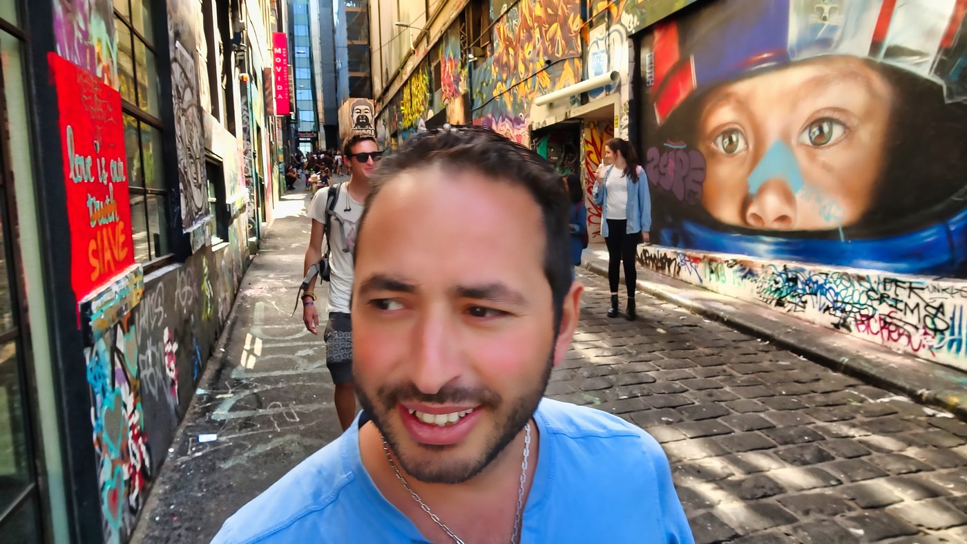 Adil Bioudi in Melbourne Hosier Lane Street Art – Authentisches Content Creation weltweit Media Travel Lens