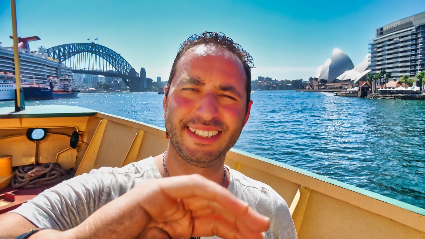 Adil Bioudi auf dem Wasser im Hafen von Sydney – Sydney Harbour Bridge und Opera House – Media Travel Lens weltweite Erfahrung